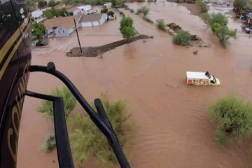 அமெரிக்காவில் வெள்ளத்தில் சிக்கிய இரண்டு பேர் பத்திரமாக மீட்பு