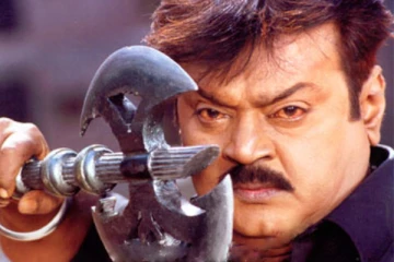 விஜயகாந்த் நடித்த கஜேந்திரா படத்தில் முதலில் ஹீரோவாக நடிக்கவிருந்தது இவர் தானாம்.. விஜயகாந்த் கிடையாதாம்