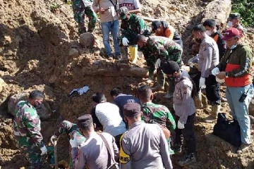 இந்தோனேசியாவில் கடும் மழை: நிலச்சரிவில் சிக்கி 3 பேருக்கு நேர்ந்த பரிதாபம்!