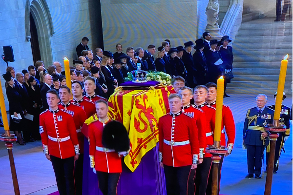 நிறுத்தப்பட்ட LIVE ! எலிசபெத் மகாராணியின் பூதவுடல் முன்பு சுருண்டு விழுந்த காவலாளி - பரபரப்பு காட்சி | Royal Guard Collapses Whilst Watching Over Queen