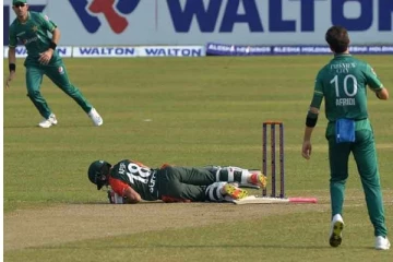 கோபத்தில் பந்தை எறிந்து காயப்படுத்திய பாகிஸ்தான் வீரருக்கு அபராதம்