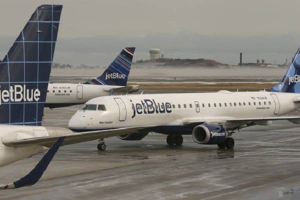 வெனிசுலாவில் அமெரிக்க போர் விமானத்துடன் நேருக்கு நேர் மோதவிருந்த பயணிகள் விமானம் | Jetblue Avoids Midair Collision வெனிசுலாவில் அமெரிக்க போர் விமானத்துடன் நேருக்கு நேர் மோதவிருந்த பயணிகள் விமானம் | Jetblue Avoids Midair Collision