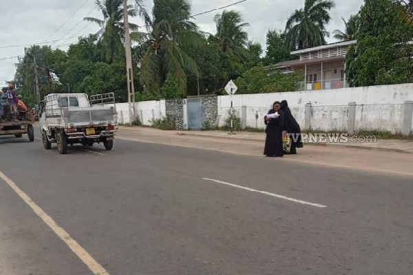 பிறந்த குழந்தையை வீட்டிற்கு கொண்டு செல்ல முடியாமல் நடுவீதியில் தவித்த தாய்! | Mother Road Unable Take Her Newborn Home Puttalam