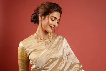 பூஜா ஹெக்டே அணிந்து வந்த சேலை விலை இவ்வளவா? கேட்டால் அதிர்ச்சி நிச்சயம்