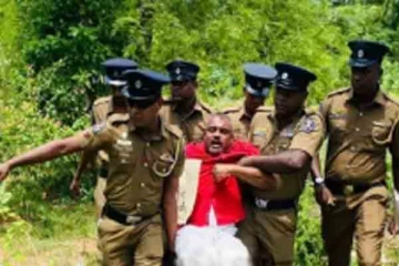 யாழில் கஜேந்திரன் எம்.பி ஐ குண்டுக்கட்டாக தூக்கிச்சென்ற பொலிஸார்!
