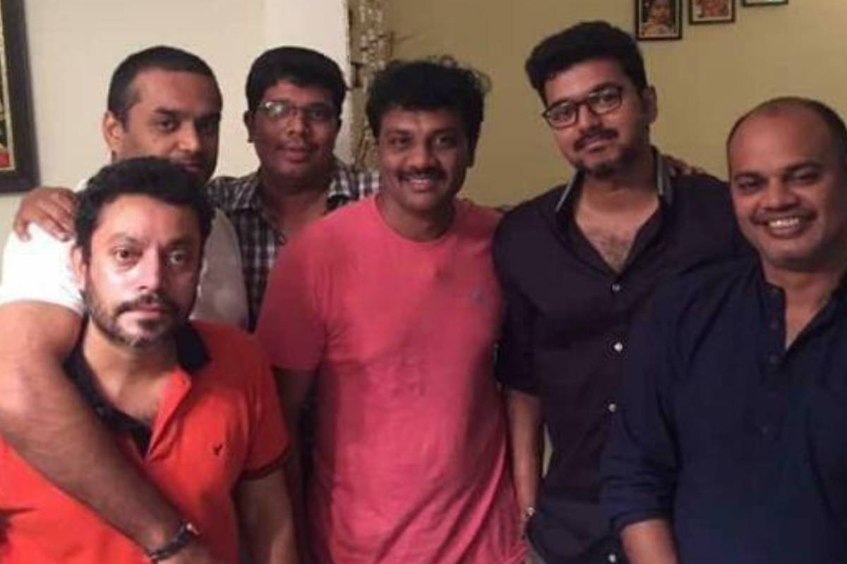 பெண் தோழிகளுக்காக விஜய் ரயிலில் போட்ட சண்டை!! நடிகர் சொன்ன ரகசியம்.. | Sanjeev Venkat Says Vijay Fought On Train Issues பெண் தோழிகளுக்காக விஜய் ரயிலில் போட்ட சண்டை!! நடிகர் சொன்ன ரகசியம்.. | Sanjeev Venkat Says Vijay Fought On Train Issues
