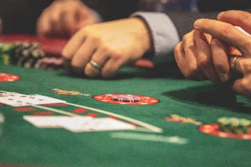 சூதாட்டத்தில் சிக்கிய அதிகாரியின் வேலை பறிப்பு