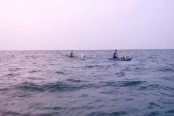 எல்லை தாண்டிய இலங்கை மீனவர்கள் இருவர் இந்திய கடற்படையால் கைது