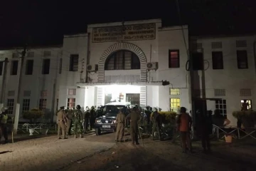 சிறைக்குள் நுழைய தமிழ் எம்.பிக்களுக்கு கெடுபிடி - இறுதிநேரத்தில் வழங்கப்பட்ட அனுமதி