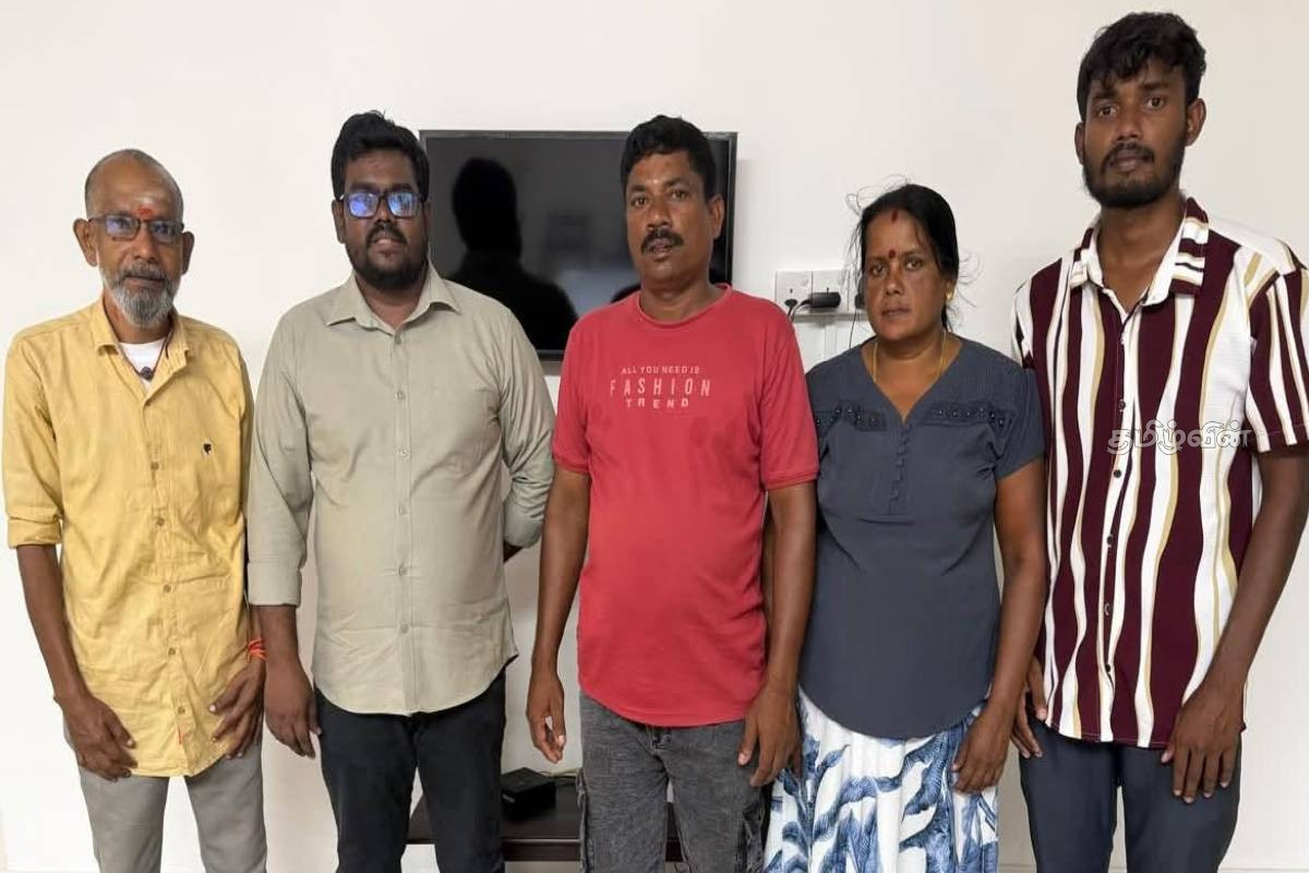 அனோஜனை மீட்க தீவிர முயற்சி - விஜித ஹேரத்துடன் கந்தசாமி பிரபு அவசர சந்திப்பு | Kandasamy Prabhu Holds An Urgent Meeting அனோஜனை மீட்க தீவிர முயற்சி - விஜித ஹேரத்துடன் கந்தசாமி பிரபு அவசர சந்திப்பு | Kandasamy Prabhu Holds An Urgent Meeting