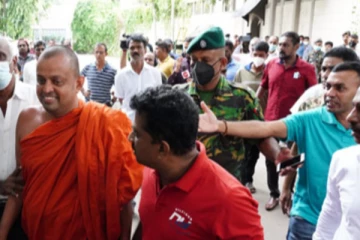 අගමැති නිවෙස බැලීමට ආ උලපනේ සුමංගල හිමියන්ට දැඩි ජනතා විරෝධතාවයක්..!