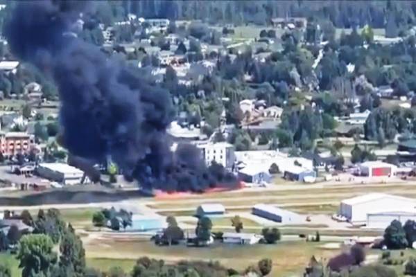 அமெரிக்காவில் தரையிறங்கும் போது விபத்தில் சிக்கிய விமானம் | Small Plane Crashes While Landing In Montana