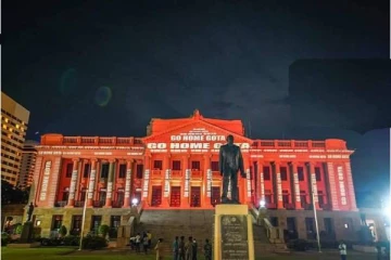 ஜனாதிபதி செயலக கட்டடத்தில் மின்னொளியினால் எதிர்ப்பினை வெளிப்படுத்திய போராட்டக்காரர்கள் (Photos)