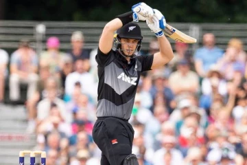 சிக்ஸர்களால் வாணவேடிக்கை காட்டிய வீரர்! அசத்தலாக சதம் விளாசி மிரட்டல்