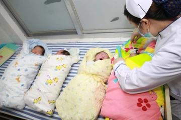 குடும்ப கட்டுப்பாட்டில் தளர்வு: 3 குழந்தைகள் பெற்றுக்கொள்ள அனுமதி! எந்த நாட்டில் தெரியுமா?