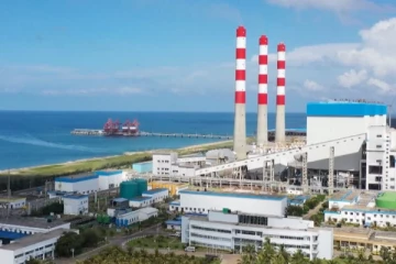 நுரைச்சோலையில் இருந்து வெளியேறிய தீயணைப்பு படை ஊழியர்கள்