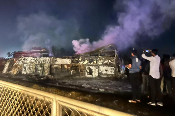 கிறிஸ்துமஸ் தினத்தில் சோகம் : கர்நாடகாவில் பேருந்து தீப்பிடித்து 17 பேர் உடல் கருகி பலி! | 17 Dead After Bus Catches Fire In India Karnataka