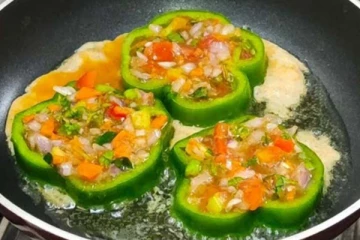 குழந்தைகள் விரும்பி உண்ணும் குடமிளகாய் ஆம்லேட்... எப்படி செய்வது?