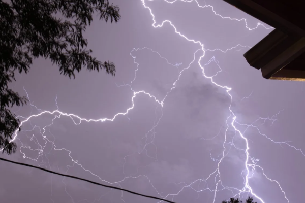 கனடாவில் மின்னல் தாக்கி உயிர் பிழைத்த இளம்பெண் | Canada Women Survives After Hit By Lightning