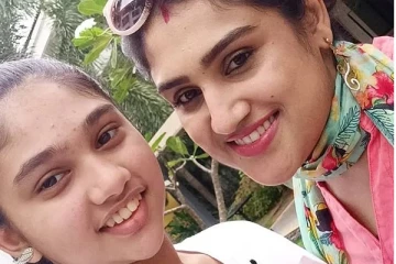 அம்மாவிற்கு மேல் வளர்ந்து நிற்கும் பிரபலம்! செல்பி கேமராவில் பார்க்கும் போதே இப்படியா?