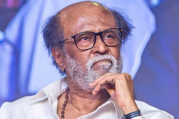 கையில் சரக்குடன் இருக்கிறாரா ரஜினிகாந்த்.. புகைப்படத்தை வைத்து விமர்சனம் செய்யும் நெட்டிசன்கள்