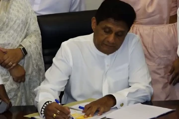 කථානායක ජගත් වික්‍රමරත්නට එරෙහි විශ්වාසභංගයට අත්සන් තබයි
