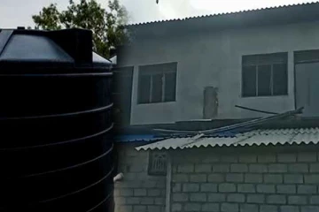 වහලෙත් කඩාගෙන කුස්සියට වැටුණු වතුර ටැංකිය ජීවිතයක් බිලිගනී..