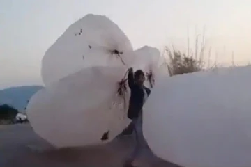 சிலிண்டர் பற்றாக்குறை; எரிவாயுவை பலூன்களில் நிரப்பிச் செல்லும் மக்கள்!