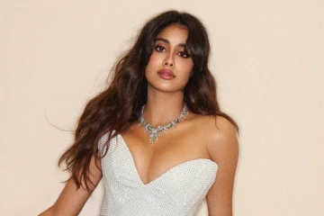 ஜான்வி கபூர் வேற லெவல் ஹாட் போட்டோஷூட்.. ஸ்ரீதேவி மகளா இப்படி