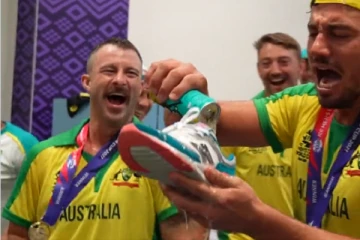 வெற்றிக்களிப்பில் காலணியில் குடிபானம் ஊற்றி குடித்த அவுஸ்திரேலிய வீரர்கள்