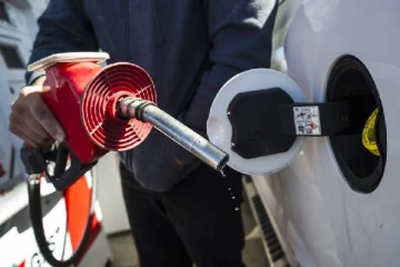 எரிபொருளுக்கு வரி குறைப்பு: மகிழ்ச்சியான தகவலை வெளியிட்ட கனேடிய மாகாண முதல்வர்