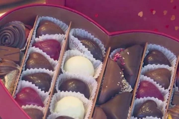 காதலர் தினத்துக்காக கலக்கலான சாக்லெட்டுகள் உருவாக்கி வரும் கலைஞர்