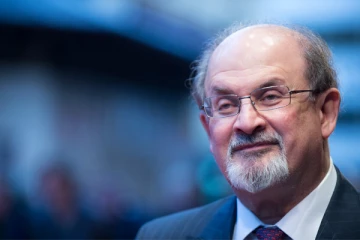 அமெரிக்காவில்  சரமாரி கத்திக்குத்து;  உயிருக்கு  போராடும் இந்திய நாவலாசிரியர்!