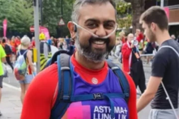 லண்டன் மாரத்தான் போட்டி - ஆக்சிஜன் சிலிண்டரை சுமந்து ஓடிய நபர்...!