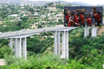 Break-Up ஆனதால் பிரெஞ்சு கிளப் வீரர் தற்கொலை முயற்சி! பாலத்தின் மீது ஏறி மிரட்டல் விடுத்ததால் பரபரப்பு