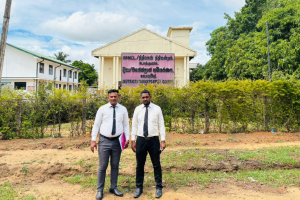 அறுகம்பை பிரதேசத்தில் அதிக விலைக்கு குடிநீர் போத்தல் விற்பனை: அதிகாரிகள் நடவடிக்கை | Water Bottle Over Priced At Arugam Bay