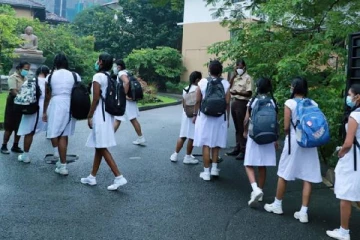 சக மாணவிகளின் தண்ணீர் போத்தல்களில் விசத்தை கலந்த மாணவி