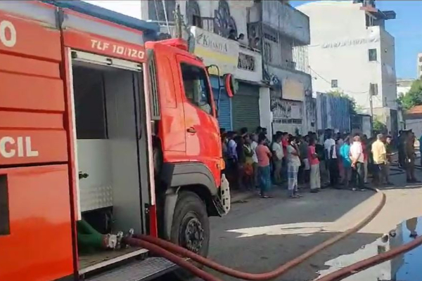 விற்பனை நிலையம் ஒன்றில் சற்று முன்னர் தீ விபத்து | Fire Broke Out Shop In Hatton A Short While Ago