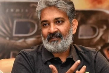 ஓவர் ஆக்டிங் செய்யும் பிரபல ஹீரோ.. ஓப்பனாக விமர்சித்த ராஜமௌலி