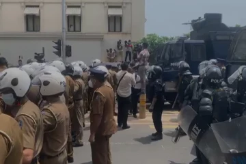 காவல்துறை தடையைத் தகர்த்து காலி நோக்கி முன்னேறும் மகிந்த ஆதரவாளர்கள்- குவிக்கப்பட்ட கலகமடக்கும் காவல்துறை!