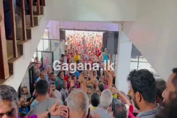 පැය දෙකක් සිර කර දැමූ දිස්ත්‍රික් ලේකම්වරයා..