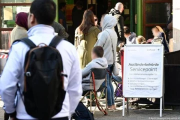 ஜேர்மனியை விட்டு வெளியேறும் புலம்பெயர்ந்தோர்: தடுக்க கட்சி ஒன்று முன்வைத்துள்ள திட்டம்