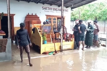 நள்ளிரவில் வீசிய சுழல் காற்றினால் பல இலட்சம் பெறுமதியான சொத்துக்களுக்கு சேதம் (video)