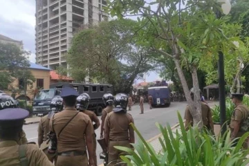 தயார் நிலையில் பொலிஸாருடன் நீர்த்தாரை பிரயோக வாகனங்கள்: காலிமுகத்திடல் நோக்கி படையெடுக்கும் மக்கள் (Video)