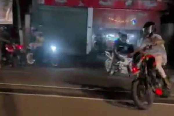 நள்ளிரவில் இளம் பெண்களுடன் மோட்டார் சைக்கிள் சாகசம் ; பொலிஸாரின் பிடியில் இளைஞர்கள் | Midnight Motorcycle Race With Young Women நள்ளிரவில் இளம் பெண்களுடன் மோட்டார் சைக்கிள் சாகசம் ; பொலிஸாரின் பிடியில் இளைஞர்கள் | Midnight Motorcycle Race With Young Women