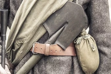 போரில் ஆயுதங்களுக்குப் பஞ்சம்! மண்வெட்டியை வைத்துப் போரிடும் ரஷ்ய ராணுவ வீரர்கள்