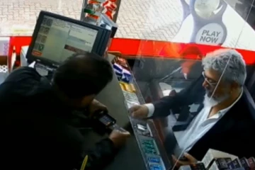 லண்டன் கடையில் இளம்பெண்ணுக்காக அஜித் செய்த செயல்! கொண்டாடும் ரசிகர்கள்