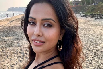 அந்த இடத்தை காட்டி போஸ் கொடுத்த விஐபி தனுஷ் பட நடிகை.. வியக்கும் ரசிகர்கள்..