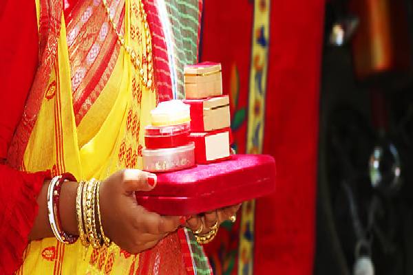 மீண்டும் தலைதூக்கும் வரதட்சணை கொடுமை ; 23 வயது பெண் தூக்கிட்டு தற்கொலை | Dowry Harassment Again 23 Age Woman Commits Suicid