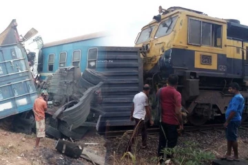 கொள்கலன் ஒன்றுடன் மோதிய தொடருந்து - முற்றாக ஸ்தம்பித்த போக்குவரத்து(Video)